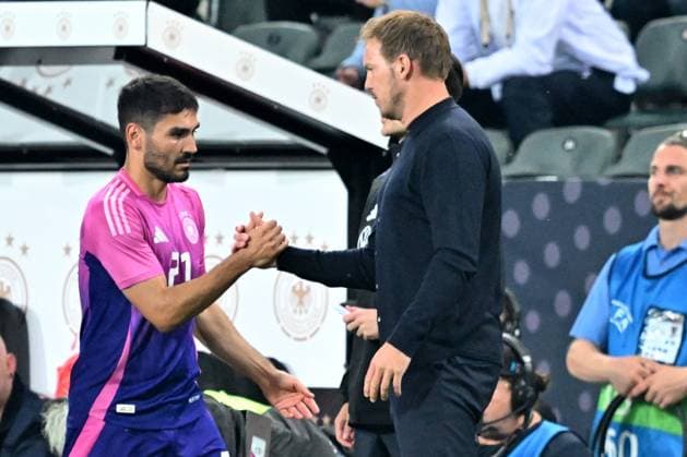 07.06.2024, xsltx, Fussball Länderspiel, Deutschland - Griechenland emspor, v.l. Trainer Julian Nagelsmann (Deutsche Fussball Nationalmannschaft DFB) Ilkay Gündogan (Deutsche Fussball Nationalmannschaft DFB) Auswechslung (DFL DFB REGULATIONS PROHIBIT ANY USE OF PHOTOGRAPHS as IMAGE SEQUENCES and or QUASI-VIDEO) Mönchengladbach
