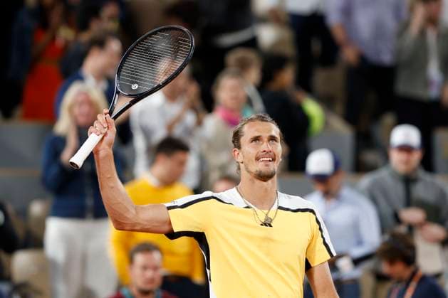 Alexander Zverev (GER) winkt und bedankt sich bei den Zuschauern, Fans nach dem Sieg, Halbfinale, Semi Final Tennis - French Open 2024 - Roland Garros - Paris - - France - 7 June 2024. Copyright: xJuergenxHasenkopfx