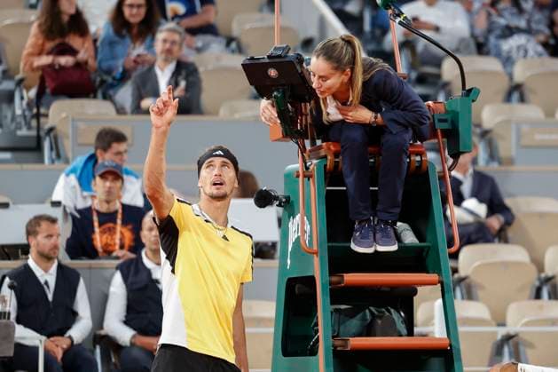 Alexander Zverev (GER) diskutiert mit Stuhlschiedsrichter Marijana Veljovic, Halbfinale, Semi Final Tennis - French Open 2024 - Roland Garros - Paris - - France - 7 June 2024. Copyright: xJuergenxHasenkopfx