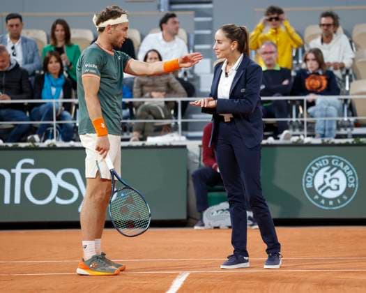 Casper Ruud diskutiert mit Schiedsrichter Marijana Veljovic ueber einen Ballabdruck, Halbfinale, Semi Final Tennis - French Open 2024 - Roland Garros - Paris - - France - 7 June 2024. Copyright: xJuergenxHasenkopfx