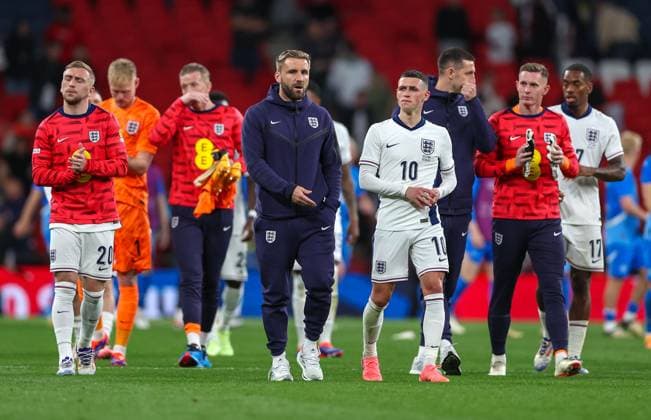Luke Shaw (centre, in tracksuit) walks around with his England teammates after the game England v Iceland, International Friendly, Länderspiel, Nationalmannschaft Wembley Stadium, London, UK - 07 06 2024  Copyright: xMattxImpey Shutterstockx 14528702as