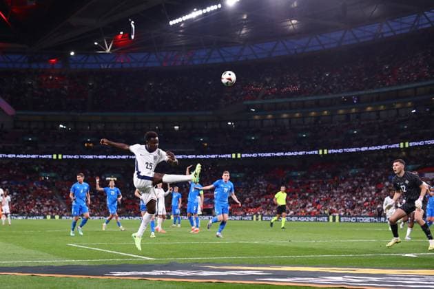 England v Iceland 07 June 2024, London - International Friendly, Länderspiel, Nationalmannschaft Football - England v Iceland - Bukayo Saka of England crosses the ball but was in an offside position - Photo: Jacques Feeney Offside. London UK Copyright: xJacquesxFeeneyx xOffsidexOffside