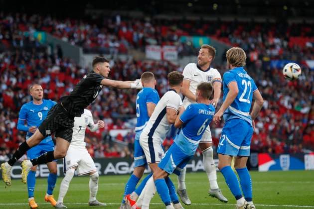 England v Iceland International Friendly, Länderspiel, Nationalmannschaft Hakon Rafn Valdimarsson of Iceland punches clear ahead of Harry Kane of England during the International Friendly match at Wembley Stadium, London Copyright: xPaulxChestertonx FIL-20212-0082 UK Newspapers OUT