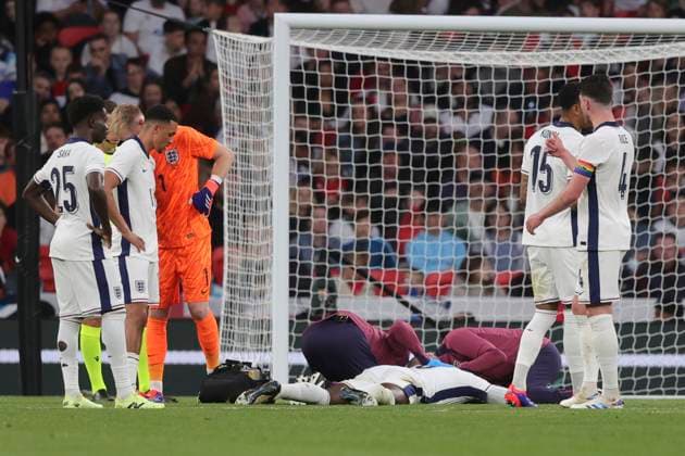 England v Iceland International Friendly, Länderspiel, Nationalmannschaft Mark Guehi of England blocks a shot with his head and requires treatment during the International Friendly match at Wembley Stadium, London Copyright: xPaulxChestertonx FIL-20212-0117 UK Newspapers OUT