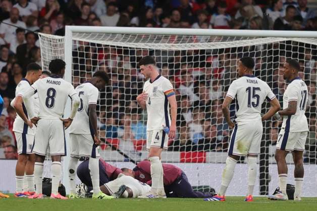 England v Iceland International Friendly, Länderspiel, Nationalmannschaft Mark Guehi of England blocks a shot with his head and requires treatment during the International Friendly match at Wembley Stadium, London Copyright: xPaulxChestertonx FIL-20212-0119 UK Newspapers OUT