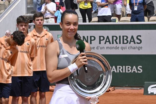 Tennis : Roland Garros 2024 - France - Teresa Valentova -Rrepublique Tceaue - gagne le titre du simple juniors filles Tennis : Roland Garros 2024 - France - 08 06 2024 ChrysleneCaillaud Panoramic 