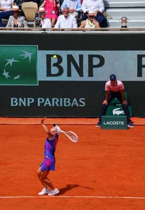 Martina Navratilova and Chris Evert watch Iga Swiatek with FFT President Gilles Moretton alongside the trophy during the Ladies Singles Final French Open Tennis, Day 14, Tennis, Roland Garros, Paris, France - 08 June 2024  Copyright: xJavierxGarcia Shutterstockx 14523808p