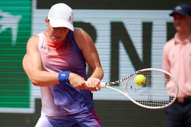 (240608) -- PARIS, June 8, 2024 -- Iga Swiatek hits a return during the women s singles final match between Iga Swiatek of Poland and Jasmine Paolini of Italy at the French Open tennis tournament at Roland Garros, Paris, France, June 8, 2024. ) (SP)FRANCE-PARIS-TENNIS-FRENCH OPEN-WOMEN S SINGLES MengxDingbo 