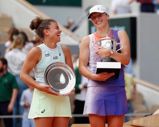 Finalistin Jasmine Paolini und Iga Swiatek (POL) mit Pokal, Trophäe, Siegerehrung, Praesentation Tennis - French Open 2024 - Roland Garros - Paris - - France - 8 June 2024. Copyright: xJuergenxHasenkopfx