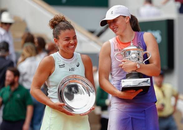 Sport Bilder des Tages Finalistin Jasmine Paolini und Iga Swiatek (POL) mit Pokal, Trophäe, Siegerehrung, Praesentation Tennis - French Open 2024 - Roland Garros - Paris - - France - 8 June 2024. Copyright: xJuergenxHasenkopfx