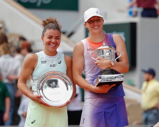 Finalistin Jasmine Paolini und Iga Swiatek (POL) mit Pokal, Trophäe, Siegerehrung, Praesentation Tennis - French Open 2024 - Roland Garros - Paris - - France - 8 June 2024. Copyright: xJuergenxHasenkopfx