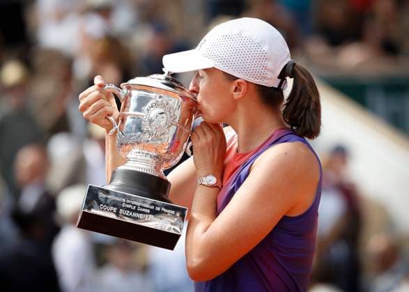 Iga Swiatek (POL) mit Pokal, Trophäe, Siegerehrung, Praesentation Tennis - French Open 2024 - Roland Garros - Paris - - France - 8 June 2024. Copyright: xJuergenxHasenkopfx