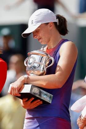 Iga Swiatek (POL) mit Pokal, Trophäe, Siegerehrung, Praesentation Tennis - French Open 2024 - Roland Garros - Paris - - France - 8 June 2024. Copyright: xJuergenxHasenkopfx