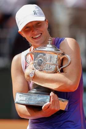 Iga Swiatek (POL) mit Pokal, Trophäe, Siegerehrung, Praesentation Tennis - French Open 2024 - Roland Garros - Paris - - France - 8 June 2024. Copyright: xJuergenxHasenkopfx