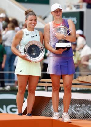 Finalistin Jasmine Paolini und Iga Swiatek (POL) mit Pokal, Trophäe, Siegerehrung, Praesentation Tennis - French Open 2024 - Roland Garros - Paris - - France - 8 June 2024. Copyright: xJuergenxHasenkopfx