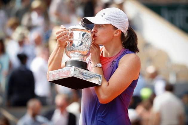 Iga Swiatek (POL) mit Pokal, Trophäe, Siegerehrung, Praesentation Tennis - French Open 2024 - Roland Garros - Paris - - France - 8 June 2024. Copyright: xJuergenxHasenkopfx