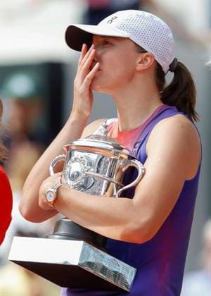 Iga Swiatek (POL) mit Pokal, Trophäe, Siegerehrung, Praesentation Tennis - French Open 2024 - Roland Garros - Paris - - France - 8 June 2024. Copyright: xJuergenxHasenkopfx