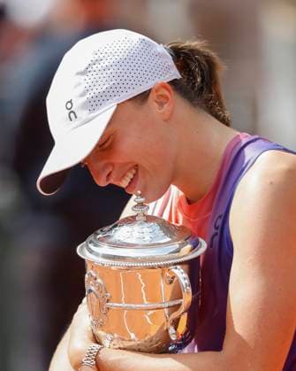 Iga Swiatek (POL) mit Pokal, Trophäe, Siegerehrung, Praesentation Tennis - French Open 2024 - Roland Garros - Paris - - France - 8 June 2024. Copyright: xJuergenxHasenkopfx