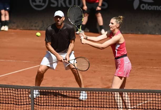 Fotbalista Jan Koller a tenistka Kristyna Pliskova pri exhibicni ctyrhre proti paru Tomas Plekanec a Lucie Safarova pred finale dvouhry tenisoveho challengeru UniCredit Czech Open, 8. cervna 2024, Prostejov. (CTKxPhoto LudekxPerina) CTKPhotoP2024060802497  CTKPhotoP2024060802497