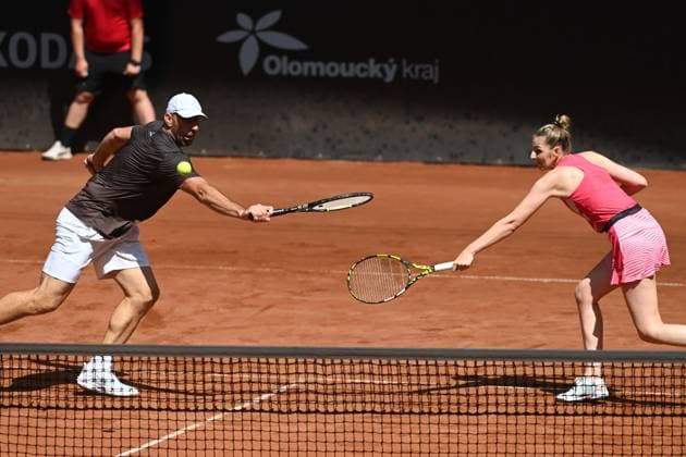 Sport Bilder des Tages Fotbalista Jan Koller a tenistka Kristyna Pliskova pri exhibicni ctyrhre proti paru Tomas Plekanec a Lucie Safarova pred finale dvouhry tenisoveho challengeru UniCredit Czech Open, 8. cervna 2024, Prostejov. (CTKxPhoto LudekxPerina) CTKPhotoP2024060802516  CTKPhotoP2024060802516