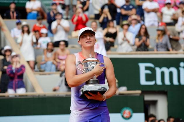 07.06.2024, Tennis, French Open 2024 Roland-Garros, FRA, Paris, Women Final Bild: v. li., Iga Swiatek (Poland) mit Pokal Copyright: HMBxMedia AntonioxBorga