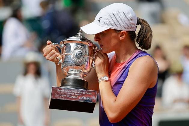 07.06.2024, Tennis, French Open 2024 Roland-Garros, FRA, Paris, Women Final Bild: v. li., Iga Swiatek (Poland) mit Pokal Copyright: HMBxMedia AntonioxBorga