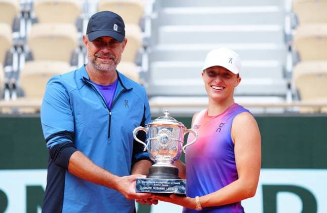 Iga Swiatek wins the final and poses with the Suzanne Lenglen trophy and her coach Tomasz Wiktorowski French Open Tennis, Day 14, Tennis, Roland Garros, Paris, France - 08 June 2024  Copyright: xJavierxGarcia Shutterstockx 14523808ah