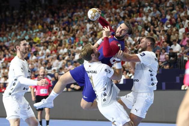 Bilder des Jahres 2024, Sport 06 Juni Sport Themen der Woche KW23 Sport Bilder des Tages 08.06.2024, xtgx, Handball, EHF Champions League - Halbfinale, FC Barcelona, Barca - THW Kiel v.l. Petter Overby (Kiel, 11), Luis Fraude (Barcelona, 82), Harald Reinkind (Kiel, 6) Zweikampf, Duell, Kampf, tackle Koeln *** 08 06 2024, xtgx, handball, EHF Champions League semi-final, FC Barcelona THW Kiel v l Petter Overby Kiel, 11 , Luis Fraude Barcelona, 82 , Harald Reinkind Kiel, 6 duel, duel, fight, tackle Koeln