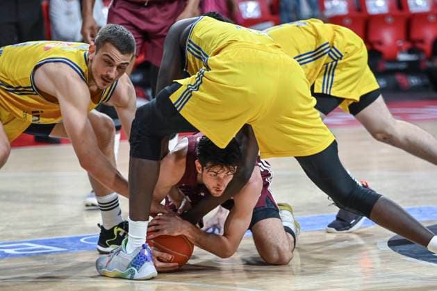 Sport Bilder des Tages GER, Bayern, Muenchen, FC Bayern vs Alba Berlin, Play-off Finale, Spiel 1, BBL, Basketball, Olympiazentrum, BMW Park, 08.06.2024, v.l. Tim Schneider (Alba Berlin, 10), Leandro Bolmaro (FC Bayern Muenchen Basketball), Christ Koumadje (Alba Berlin, 21), Zweikampf, Action, Kampf, kaempft um den Ball, am Boden, Copyright: HMBxMedia MichaelxNibel