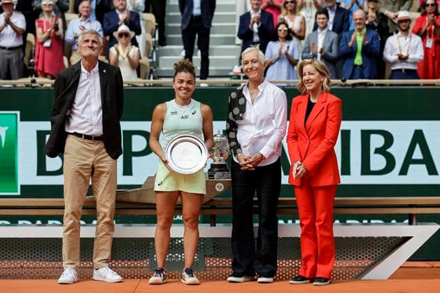 (L-R) France Federation Tennis president Gilles Moretton, Jasmine Paolini of Italy (2nd position) American former tennis player Chris Evert and Czechia former tennis player Martina Navratilova during Iga Swiatek and Jasmine Paolini of Italy Women™s Singles Finals of 2024 French Open - Day 14 at Roland Garros on June 8, 2024 in Paris, France. (Photo by JustPictures) Paris Roland Garros France