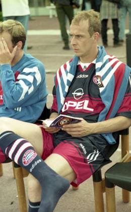 Archivbilder der Woche SPORT KW23 23.07.97 FC Bayern München - Borussia Dortmund Deutschland, Augsburg, 23.07.1997, Fussball, Liga-Pokal Halbfinale, FC Bayern München - Borussia Dortmund (2:0): Mario Basler (FC Bayern München). *** 23 07 97 FC Bayern München Borussia Dortmund Germany, Augsburg, 23 07 1997, Football, League Cup semi-final, FC Bayern München Borussia Dortmund 2 0 Mario Basler FC Bayern München