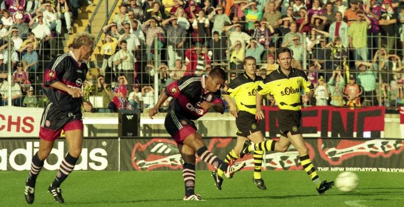 Archivbilder der Woche SPORT KW23 23.07.97 FC Bayern München - Borussia Dortmund Deutschland, Augsburg, 23.07.1997, Fussball, Liga-Pokal Halbfinale, FC Bayern München - Borussia Dortmund (2:0): Giovane Elber (FC Bayern München); Tor 1:0 Elber. *** 23 07 97 FC Bayern München Borussia Dortmund Germany, Augsburg, 23 07 1997, Football, League Cup semi-final, FC Bayern München Borussia Dortmund 2 0 Giovane Elber FC Bayern München Goal 1 0 Elber