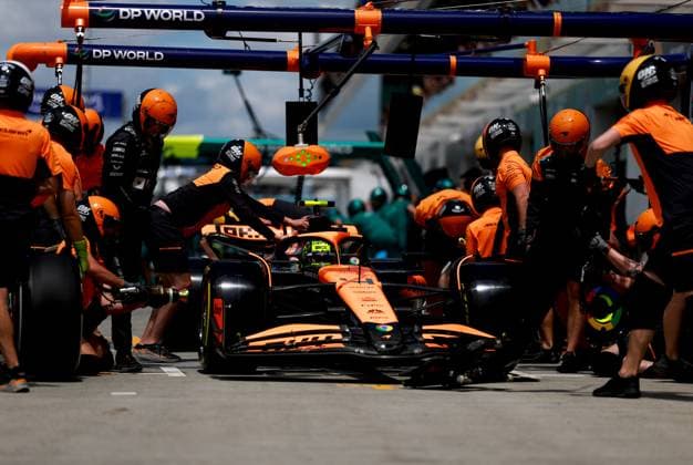 04 NORRIS Lando (gbr), McLaren F1 Team MCL38, action mechanic, mecanicien, mechanics during the Formula 1 AWS Grand Prix du Canada 2024, 9th round of the 2024 Formula One World Championship, WM, Weltmeisterschaft from June 07 to 09, 2024 on the Circuit Gilles Villeneuve, in Montrà al, Canada - F1 - CANADIAN GRAND PRIX 2024 DPPI Panoramic 240608_R09_CANADA_DP_F12024GP09CAN_JK394145