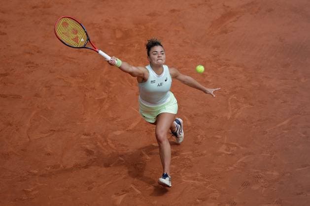 07.06.2024, Tennis, French Open 2024 Roland-Garros, FRA, Paris, Women Final Bild: v. li., Jasmine Paolini (ITA) spielt eine Vorhand. Copyright: HMBxMedia AntonioxBorga