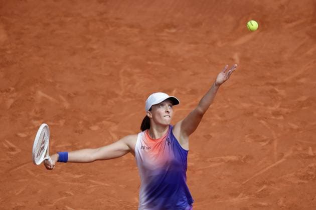 07.06.2024, Tennis, French Open 2024 Roland-Garros, FRA, Paris, Women Final Bild: v. li., Iga Swiatek (Poland) macht einen Aufschlag. Copyright: HMBxMedia AntonioxBorga