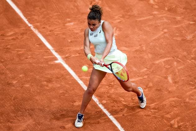 07.06.2024, Tennis, French Open 2024 Roland-Garros, FRA, Paris, Women Final Bild: v. li., Jasmine Paolini (ITA) spielt eine Rückhand. Copyright: HMBxMedia AntonioxBorga