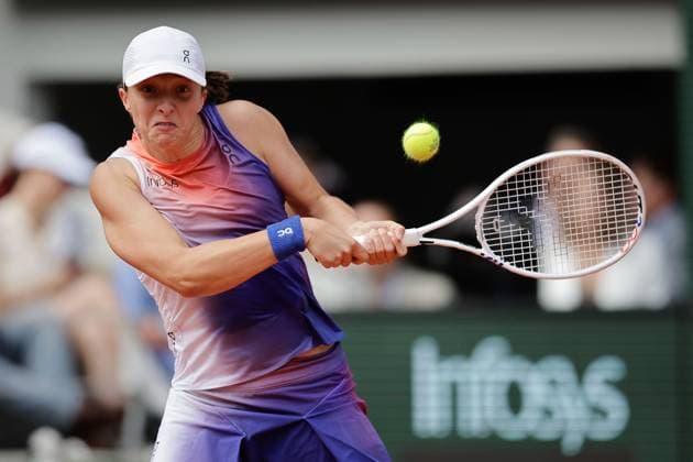 07.06.2024, Tennis, French Open 2024 Roland-Garros, FRA, Paris, Women Final Bild: v. li., Iga Swiatek (Poland) spielt eine Rückhand. Copyright: HMBxMedia AntonioxBorga