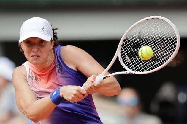 07.06.2024, Tennis, French Open 2024 Roland-Garros, FRA, Paris, Women Final Bild: v. li., Iga Swiatek (Poland) spielt eine Rückhand. Copyright: HMBxMedia AntonioxBorga