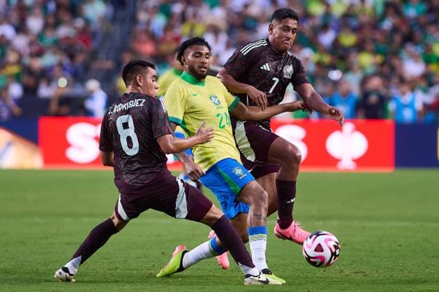 RECORD DATE NOT STATED Seleccion Mexicana 2024 Mexico vs Brazil Carlos Rodriguez (L) of Mexico, Ederson (C) of Brazil, Luis Romo (R) of Mexico during the game International Friendly, Länderspiel, Nationalmannschaft between Mexican national team, Nationalteam (Mexico) and Brazil at Kyle Field Stadium, on June 08, 2024, College Station, Texas, United States. COLLEGE STATION TEXAS UNITED STATES Copyright: xJONATHANxDUENASx 20240608202740_SNM_AM_MEX_BRA_EDERSON93