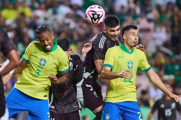 Sport Themen der Woche KW23 Sport Bilder des Tages RECORD DATE NOT STATED Seleccion Mexicana 2024 Mexico 2-3 Brazil Eder Militao (L) of Brazil Johan Vasquez (C) of Mexico and Evanilson (R) of Brazil during the game International Friendly, Länderspiel, Nationalmannschaft between Mexican national team, Nationalteam (Mexico) and Brazil at Kyle Field Stadium, on June 08, 2024, College Station, Texas, United States. COLLEGE STATION TEXAS UNITED STATES  Copyright: xJONATHANxDUENASx 20240608210100_SNM_AM_MEX_BRA_VASQUEZ129