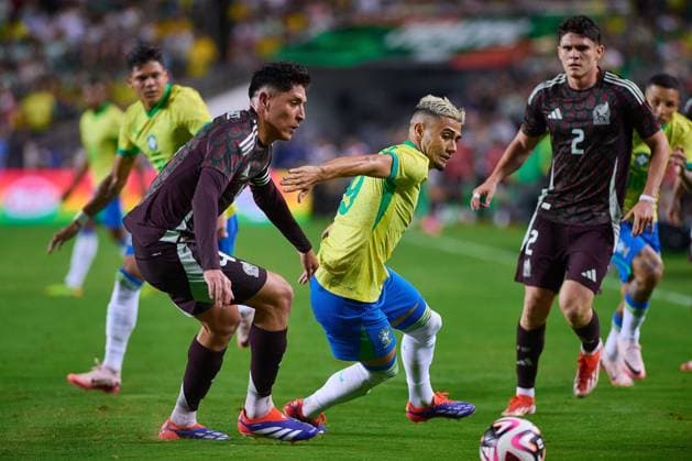 RECORD DATE NOT STATED Seleccion Mexicana 2024 Mexico vs Brazil Edson Alvarez (L) of Mexico fights for the ball with Andreas Pereira (R) of Brazil during the game International Friendly, Länderspiel, Nationalmannschaft between Mexican national team, Nationalteam (Mexico) and Brazil at Kyle Field Stadium, on June 08, 2024, College Station, Texas, United States. COLLEGE STATION TEXAS UNITED STATES  Copyright: xJONATHANxDUENASx 20240608212105_SNM_AM_MEX_BRA_PEREIRA139