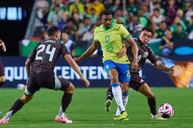 RECORD DATE NOT STATED Seleccion Mexicana 2024 Mexico vs Brazil Bremer (L) of Brazil fights for the ball with Carlos Rodriguez (R) of Mexico during the game International Friendly, Länderspiel, Nationalmannschaft between Mexican national team, Nationalteam (Mexico) and Brazil at Kyle Field Stadium, on June 08, 2024, College Station, Texas, United States. COLLEGE STATION TEXAS UNITED STATES  Copyright: xJONATHANxDUENASx 20240608212106_SNM_AM_MEX_BRA_BREMER141
