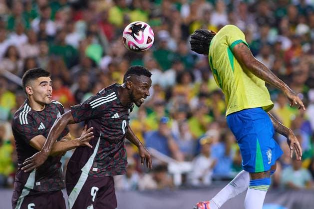 RECORD DATE NOT STATED Seleccion Mexicana 2024 Mexico vs Brazil Johan Vasquez, Julian Quinones of Mexico and Eder MIlitao (R) of Brazil during the game International Friendly, Länderspiel, Nationalmannschaft between Mexican national team, Nationalteam (Mexico) and Brazil at Kyle Field Stadium, on June 08, 2024, College Station, Texas, United States. COLLEGE STATION TEXAS UNITED STATES  Copyright: xJONATHANxDUENASx 20240608213638_SNM_AM_MEX_BRA_QUINONES178