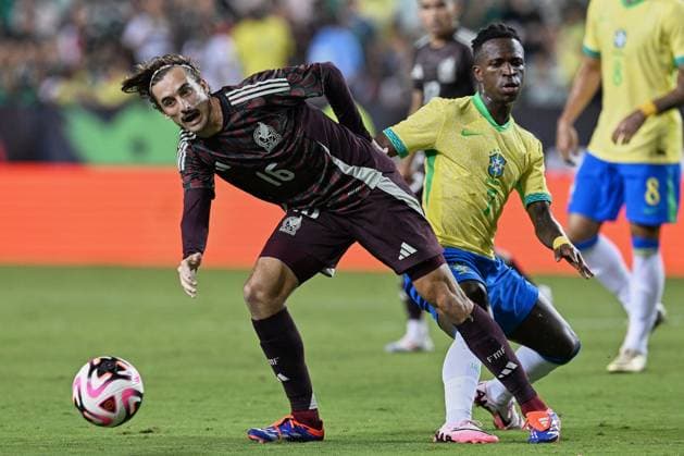 RECORD DATE NOT STATED Seleccion Mexicana 2024 Mexico vs Brazil Jordi Cortizo (L) of Mexico fights for the ball with Vinicius Junior (R) of Brazil during the game International Friendly, Länderspiel, Nationalmannschaft between Mexican national team, Nationalteam (Mexico) and Brazil at Kyle Field Stadium, on June 08, 2024, College Station, Texas, United States. COLLEGE STATION TEXAS UNITED STATES  Copyright: xDavidxLeahx 20240608221206_SNM_AM_MEX_BRA_CORTIZO226