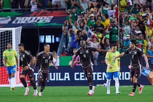 RECORD DATE NOT STATED Seleccion Mexicana 2024 Mexico vs Brazil Julian Quinones celebrate shis goal 1-2 with Santiago Gimenez (L) of Mexico during the game International Friendly, Länderspiel, Nationalmannschaft between Mexican national team, Nationalteam (Mexico) and Brazil at Kyle Field Stadium, on June 08, 2024, College Station, Texas, United States. COLLEGE STATION TEXAS UNITED STATES  Copyright: xJONATHANxDUENASx 20240608221513_SNM_AM_MEX_BRA_QUINONES238