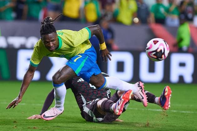 RECORD DATE NOT STATED Seleccion Mexicana 2024 Mexico vs Brazil Vinicius Junior (L) of Brazil fights for the ball with Edson Alvarez (R) of Mexico during the game International Friendly, Länderspiel, Nationalmannschaft between Mexican national team, Nationalteam (Mexico) and Brazil at Kyle Field Stadium, on June 08, 2024, College Station, Texas, United States. COLLEGE STATION TEXAS UNITED STATES  Copyright: xJONATHANxDUENASx 20240608221515_SNM_AM_MEX_BRA_VINICIUS242