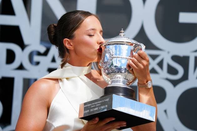 Iga Swiatek at a photo shoot with the Suzanne Lenglen Trophy the day after clinching her third successive French Open title French Open Tennis, Day 15, Tennis, Roland Garros, Paris, France - 09 June 2024  Copyright: xJavierxGarcia Shutterstockx 14523810k