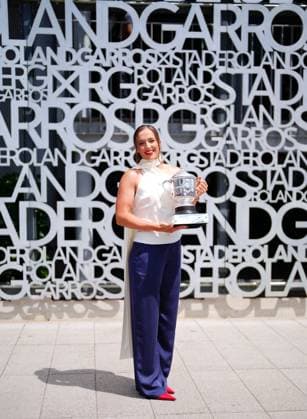 Iga Swiatek at a photo shoot with the Suzanne Lenglen Trophy the day after clinching her third successive French Open title French Open Tennis, Day 15, Tennis, Roland Garros, Paris, France - 09 June 2024  Copyright: xJavierxGarcia Shutterstockx 14523810q