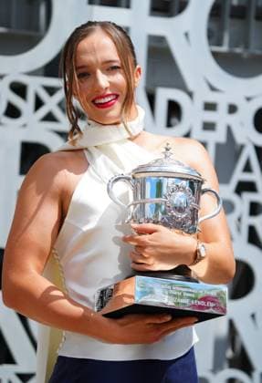Iga Swiatek at a photo shoot with the Suzanne Lenglen Trophy the day after clinching her third successive French Open title French Open Tennis, Day 15, Tennis, Roland Garros, Paris, France - 09 June 2024  Copyright: xJavierxGarcia Shutterstockx 14523810s