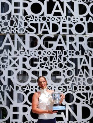 Iga Swiatek at a photo shoot with the Suzanne Lenglen Trophy the day after clinching her third successive French Open title French Open Tennis, Day 15, Tennis, Roland Garros, Paris, France - 09 June 2024  Copyright: xJavierxGarcia Shutterstockx 14523810v